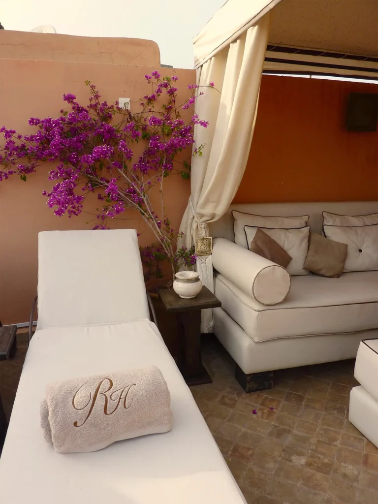 Notre Riad à Marrakech à deux pas de la médina vous accueille en toute intimité pour vivre une expérience privilégiée au coeur de la ville rouge