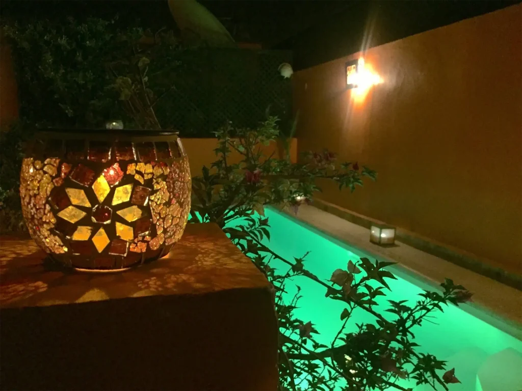 Notre Riad à Marrakech avec piscine à deux pas de la médina vous accueille en toute intimité pour vivre une expérience privilégiée au coeur de la ville rouge