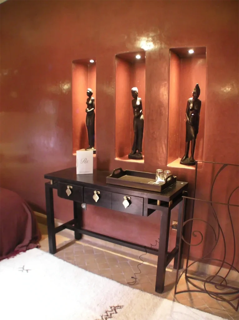 Notre Riad à Marrakech avec piscine à deux pas de la médina vous accueille en toute intimité pour vivre une expérience privilégiée au coeur de la ville rouge