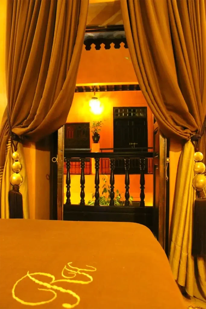 Notre Riad à Marrakech avec piscine à deux pas de la médina vous accueille en toute intimité pour vivre une expérience privilégiée au coeur de la ville rouge