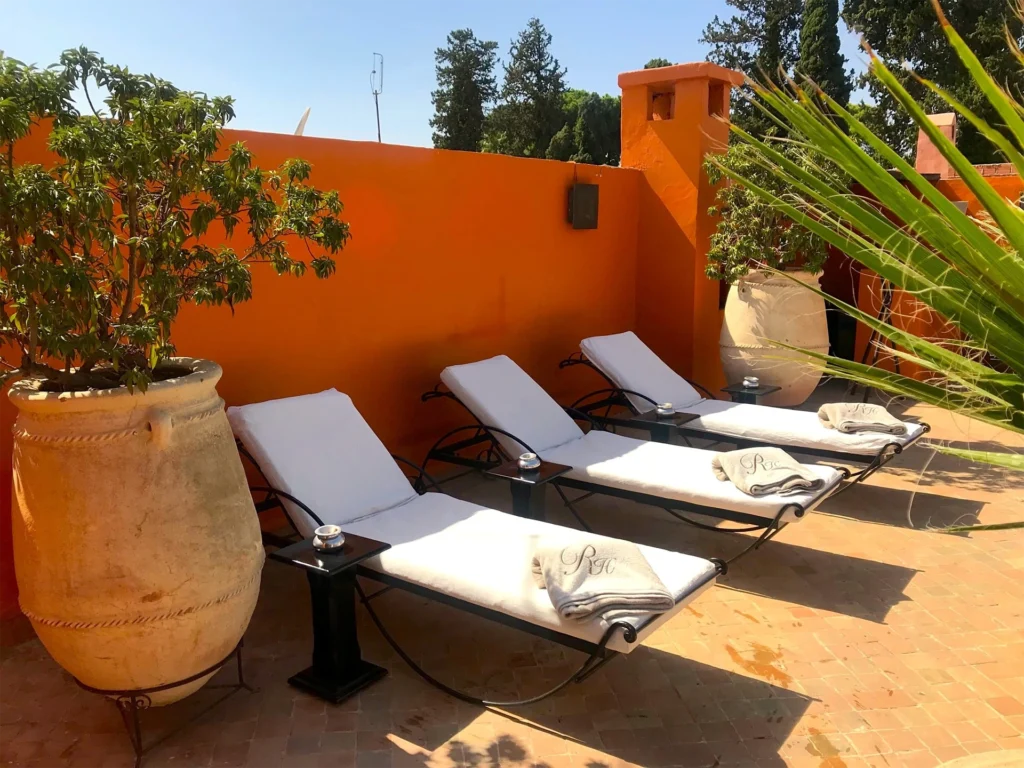 Notre Riad à Marrakech à deux pas de la médina vous accueille en toute intimité pour vivre une expérience privilégiée au coeur de la ville rouge