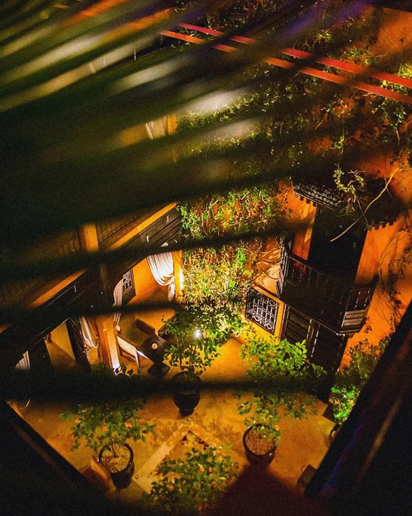 Notre Riad à Marrakech à deux pas de la médina vous accueille en toute intimité pour vivre une expérience privilégiée au coeur de la ville rouge