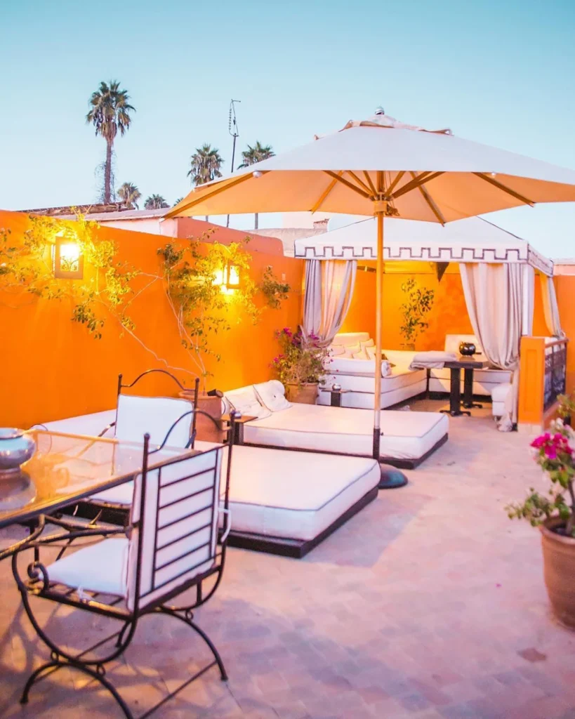 Notre Riad à Marrakech à deux pas de la médina vous accueille en toute intimité pour vivre une expérience privilégiée au coeur de la ville rouge