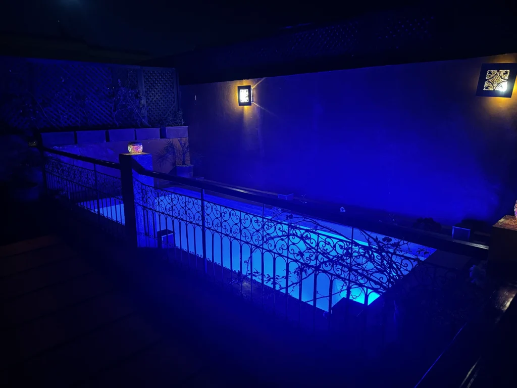 Notre Riad à Marrakech avec piscine à deux pas de la médina vous accueille en toute intimité pour vivre une expérience privilégiée au coeur de la ville rouge