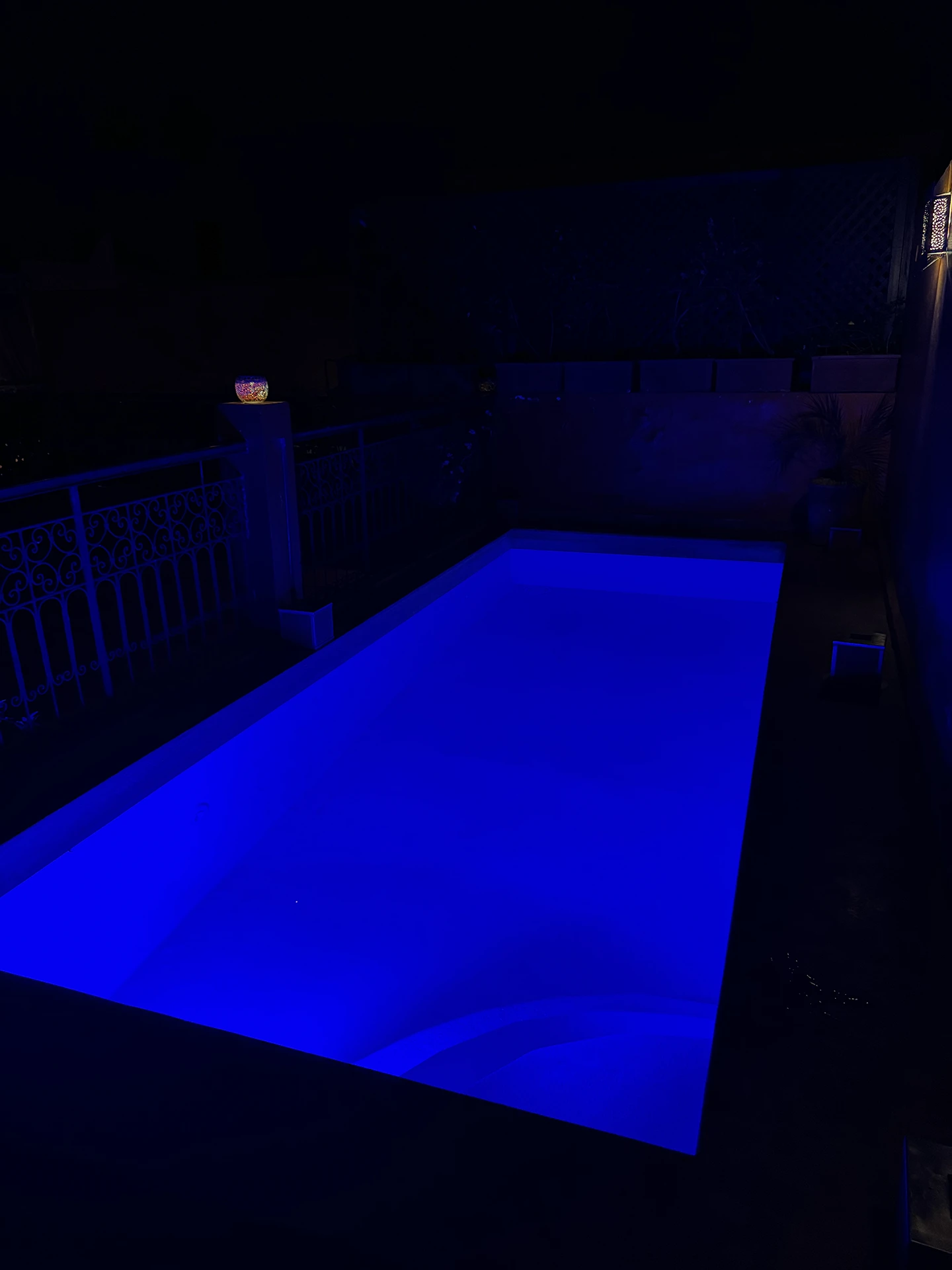 Notre Riad à Marrakech avec piscine à deux pas de la médina vous accueille en toute intimité pour vivre une expérience privilégiée au coeur de la ville rouge