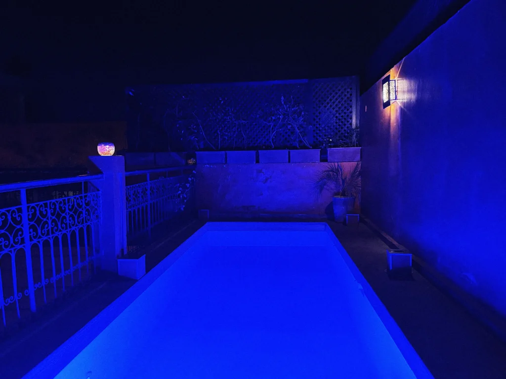 Notre Riad à Marrakech avec piscine à deux pas de la médina vous accueille en toute intimité pour vivre une expérience privilégiée au coeur de la ville rouge