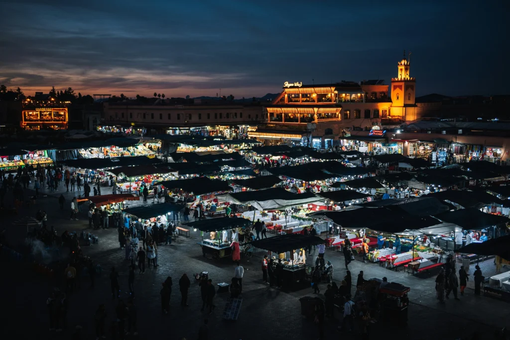 Visite de la place Jemaa El Fna à Marrakech avec le Riad Hermès