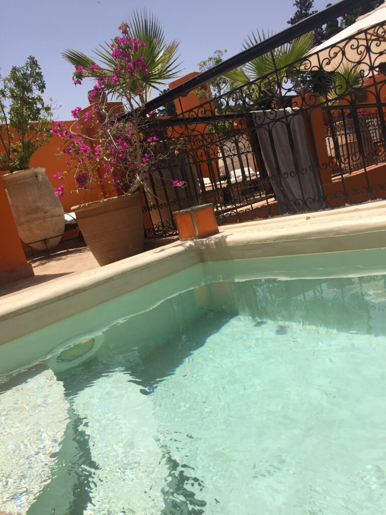 Piscine chauffée dans un riad a Marrakech. Située sur le toit, en roof top.