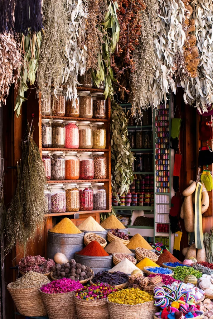 Visiter les souks de Marrakech : une expérience incontournable à deux pas du Riad Hermès